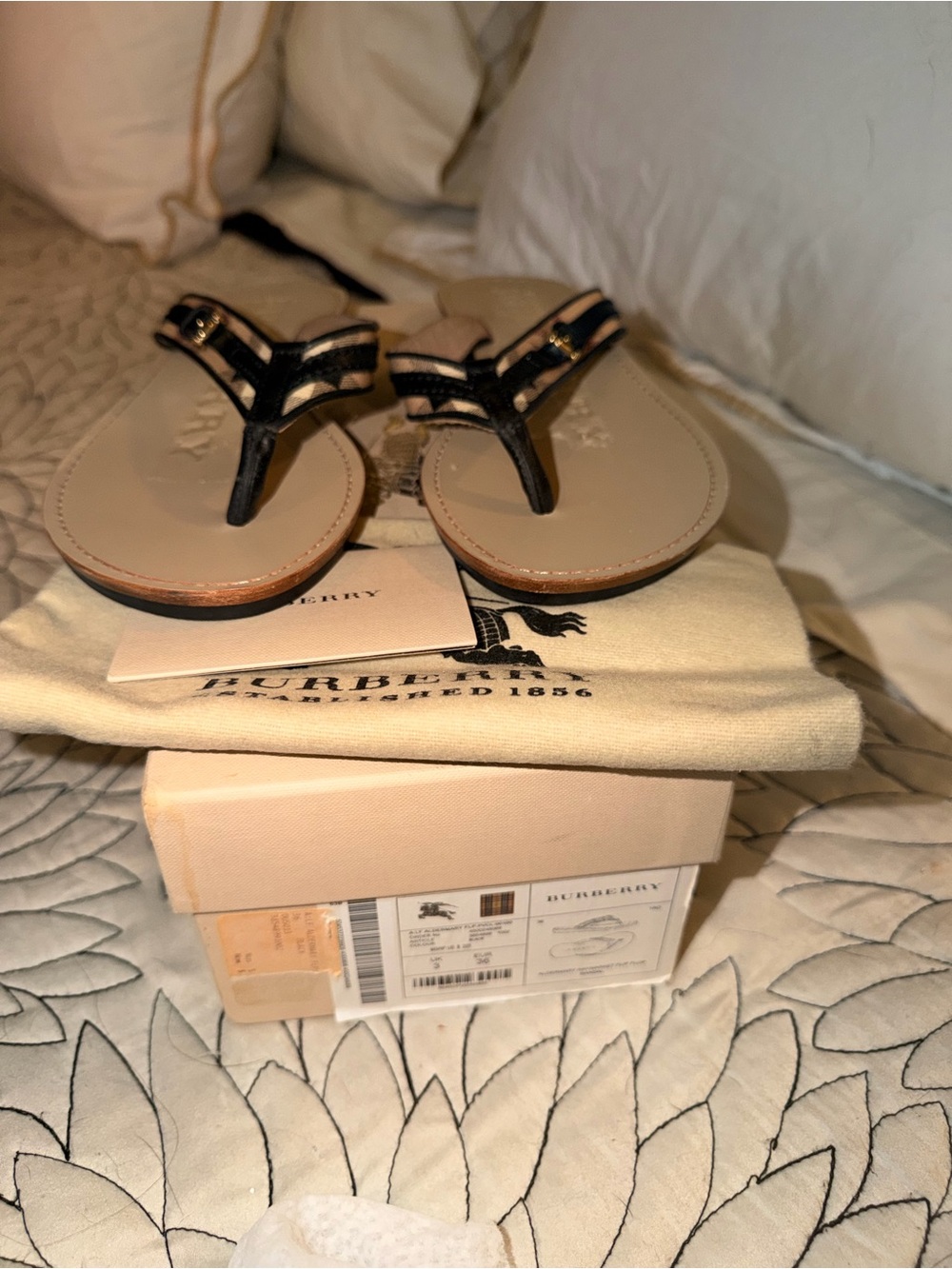 Burberry Black and Beige Thong Leather Sandals with Logo Accent